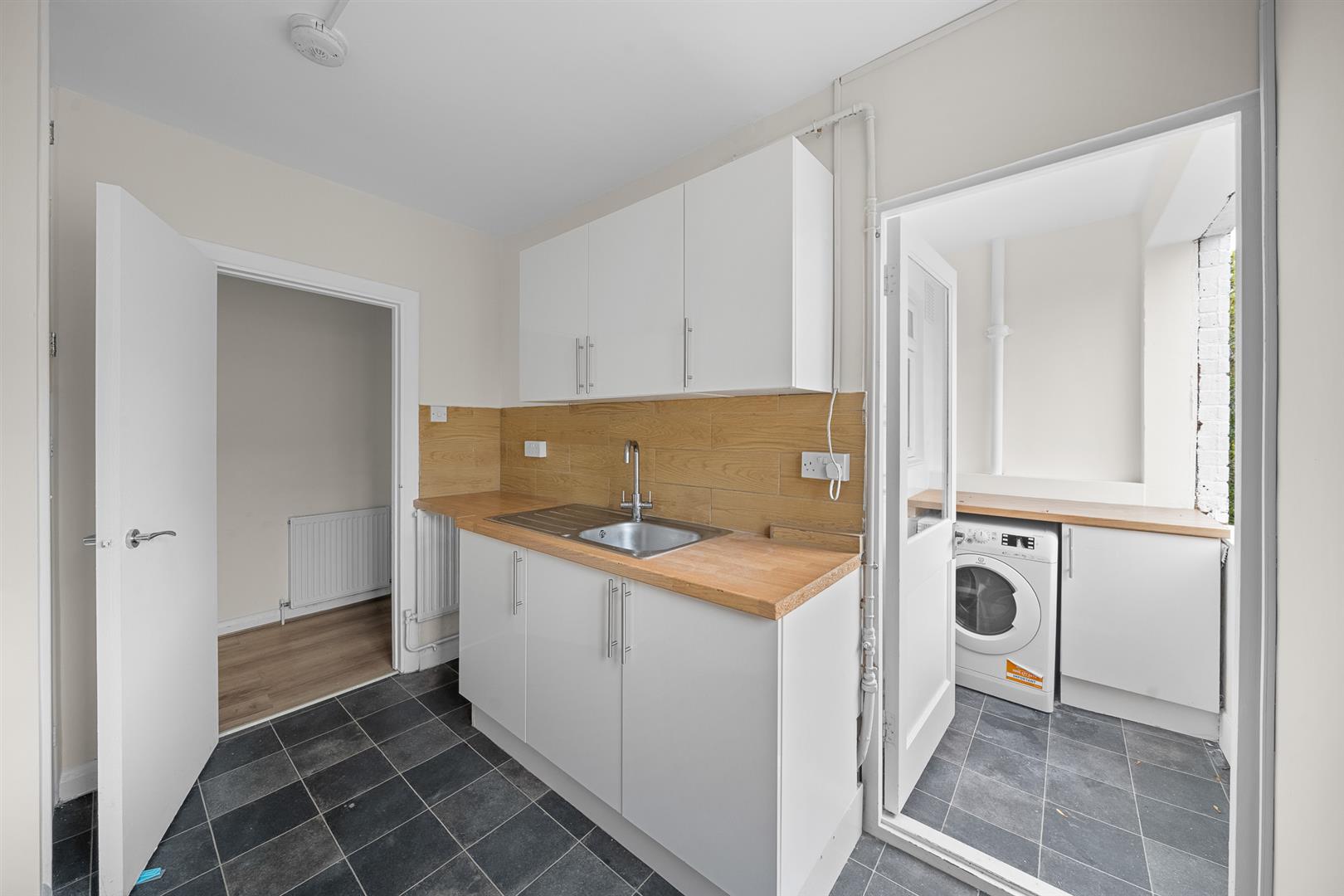 Flat Melbourne Court in Greater London