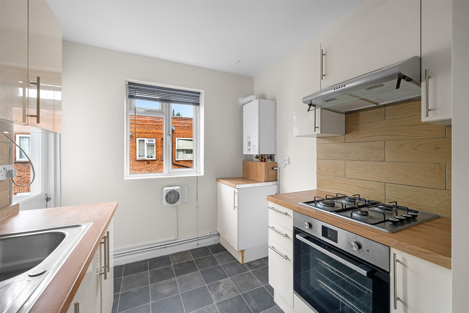 Flat Melbourne Court in Greater London