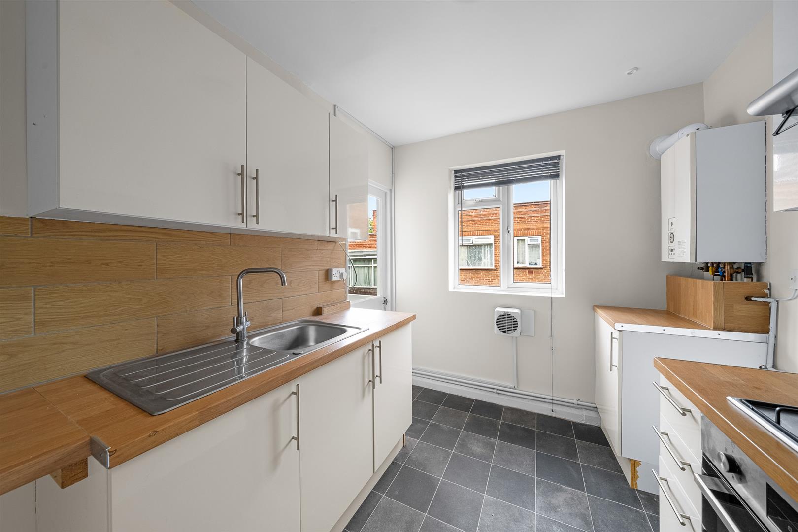 Flat Melbourne Court in Greater London