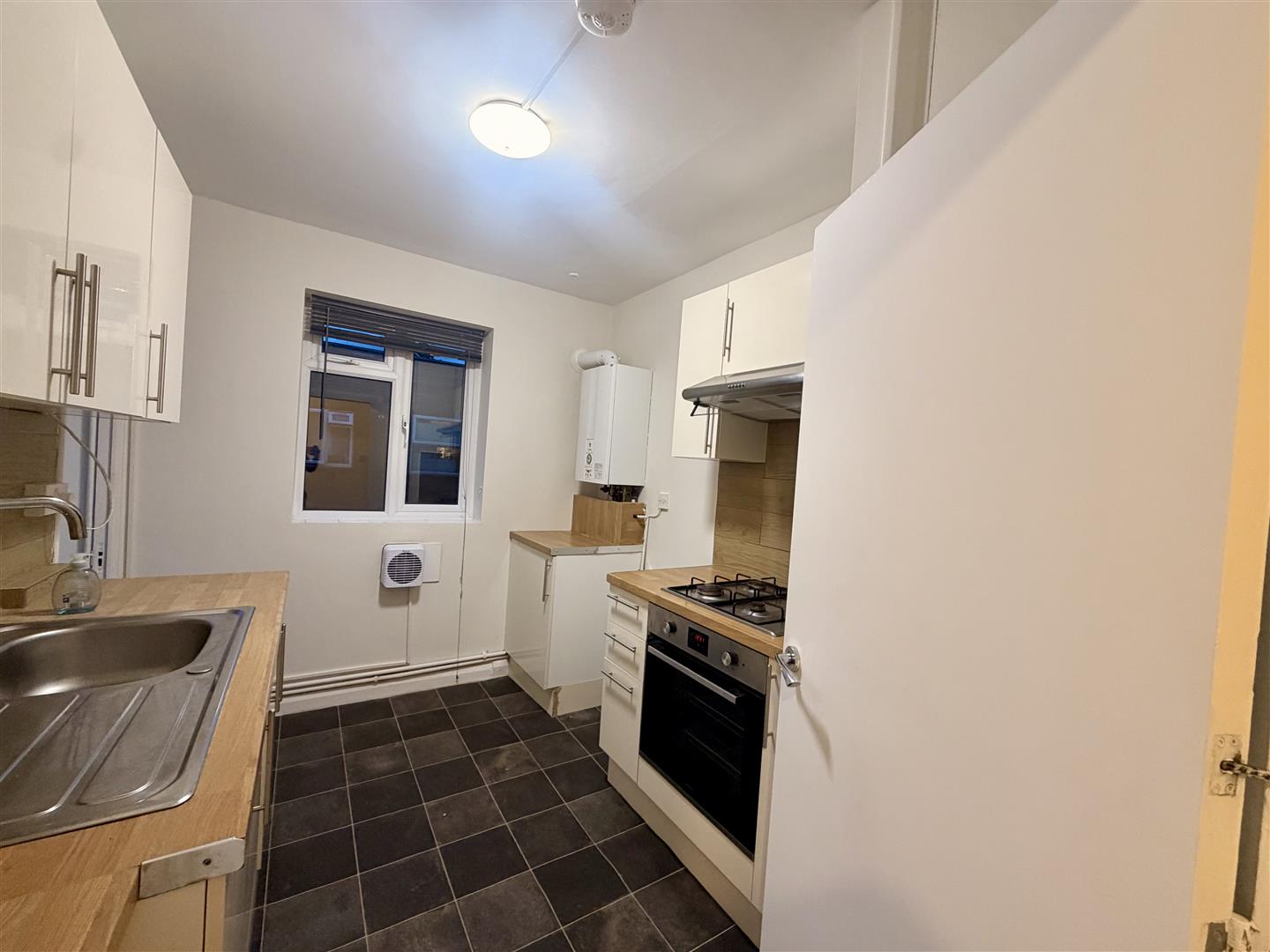 Flat Melbourne Court in Greater London