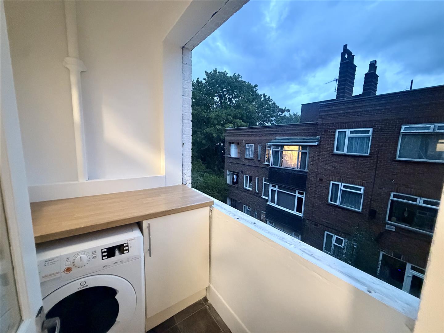 Flat Melbourne Court in Greater London