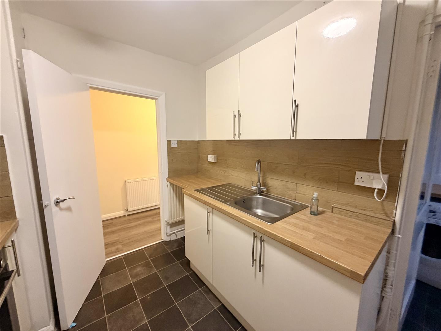 Flat Melbourne Court in Greater London