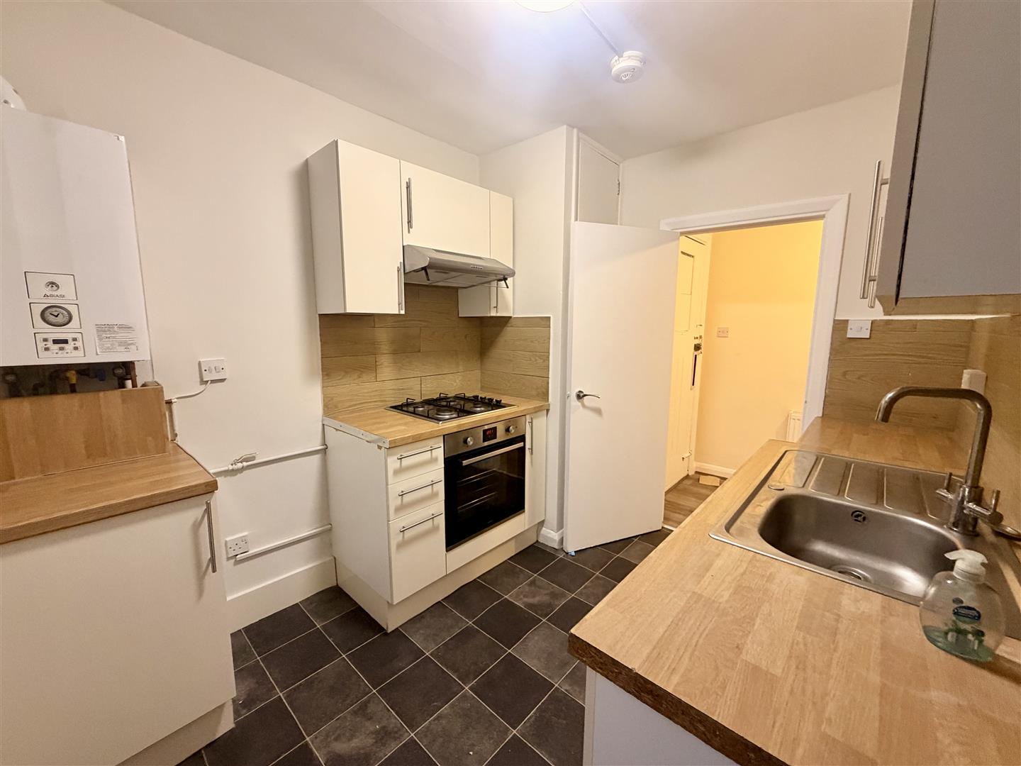 Flat Melbourne Court in Greater London