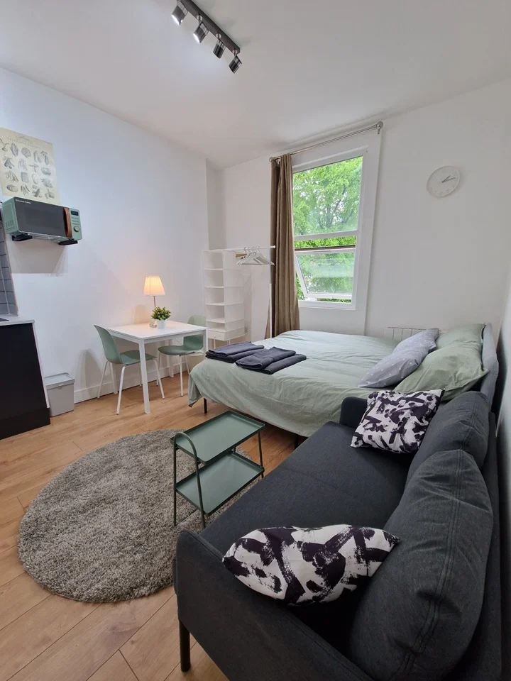 Flat Sandringham Road in Greater London