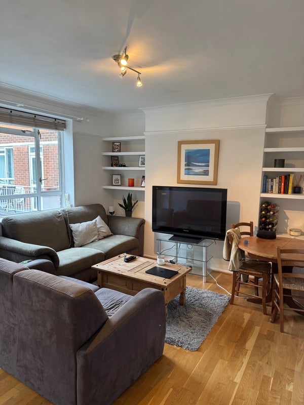 Flat Salcott Road in Greater London