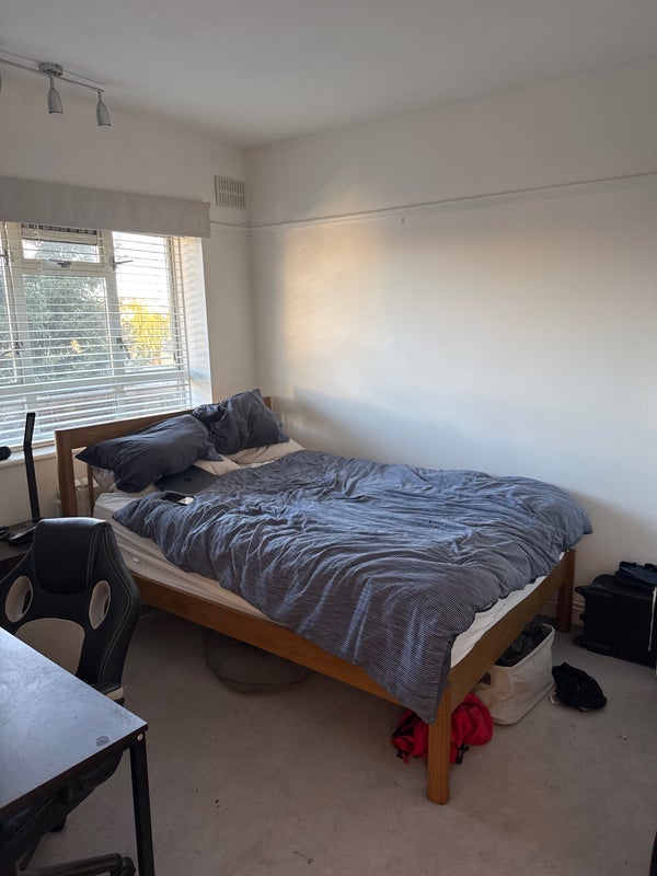 Flat Salcott Road in Greater London