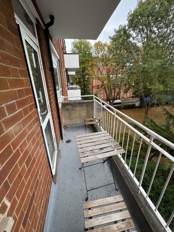 Flat Salcott Road in Greater London