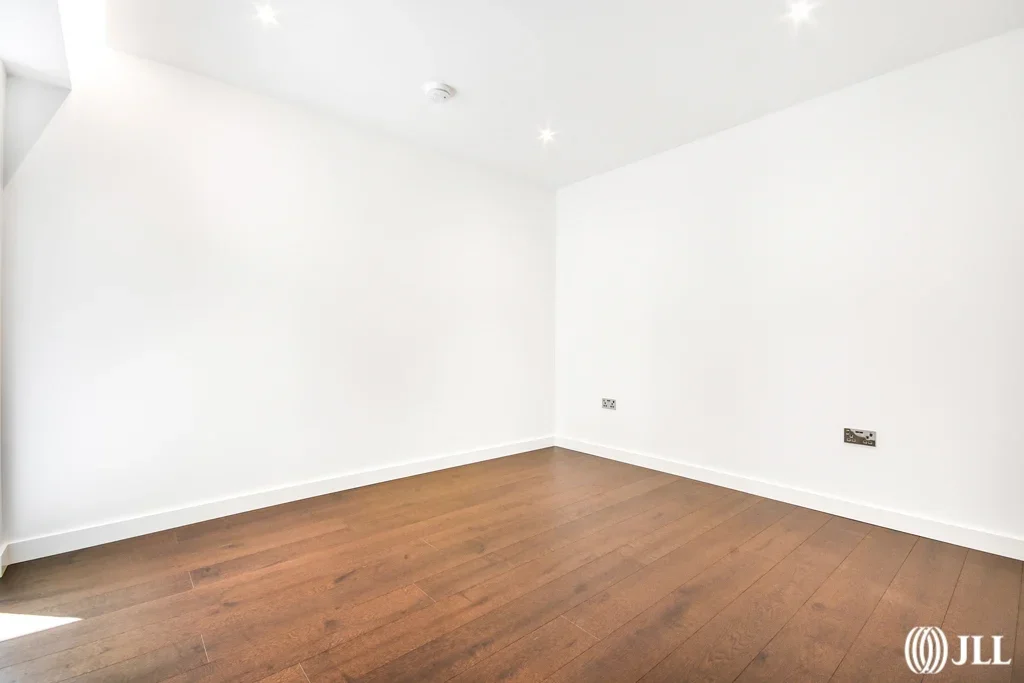 Flat Malthouse Road in Greater London