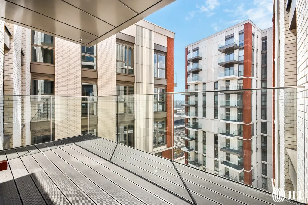 Flat Malthouse Road in Greater London