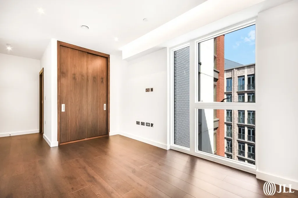 Flat Malthouse Road in Greater London