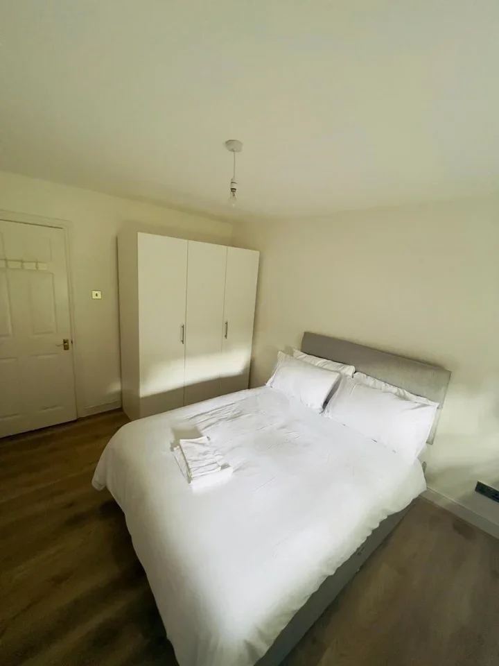 Flat Swan Lane in Greater London