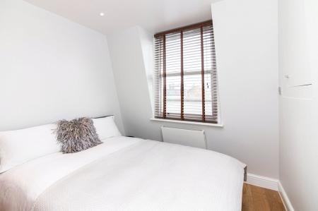 Flat Cornwall Crescent in London