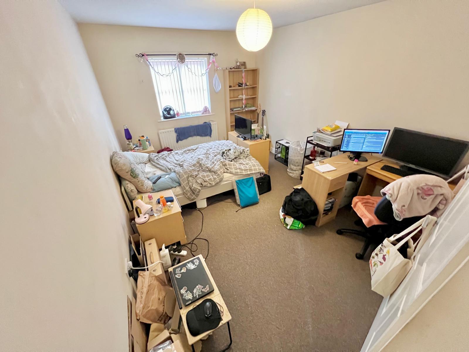 Flat Blisworth Close in Northampton