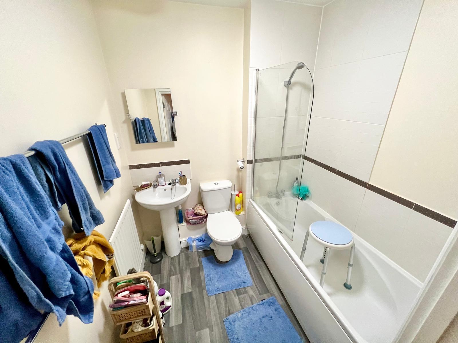 Flat Blisworth Close in Northampton