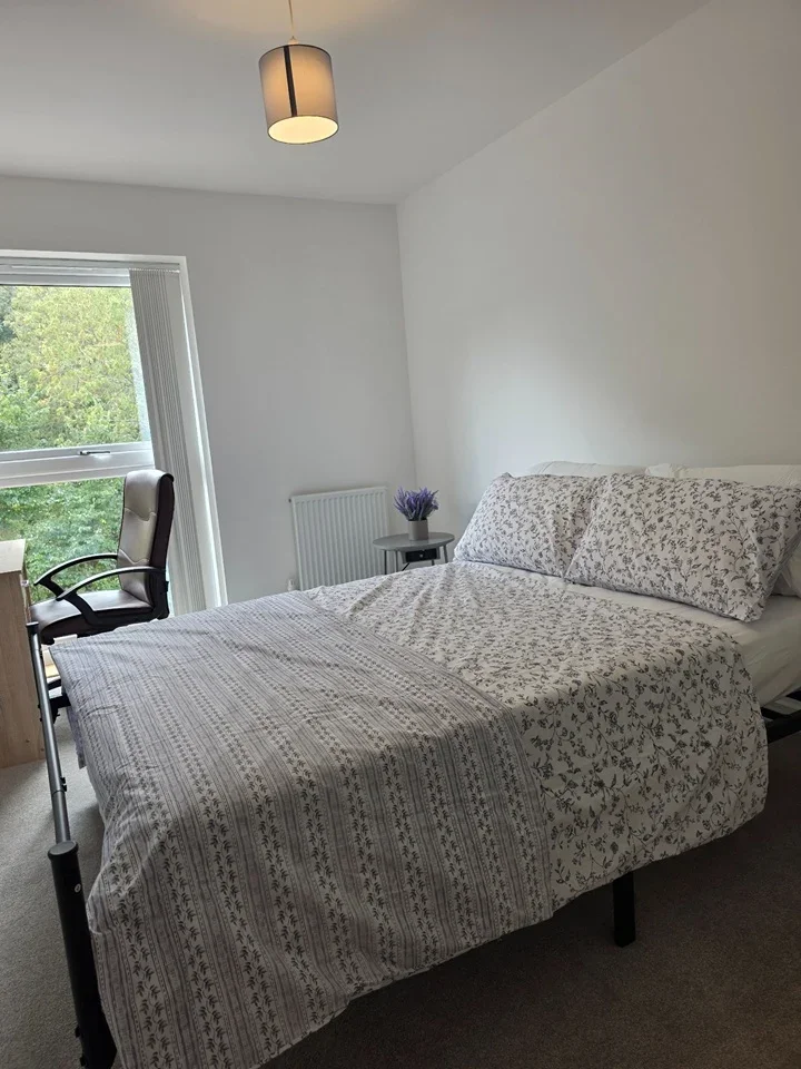 Room Wyeth Close in Burnham