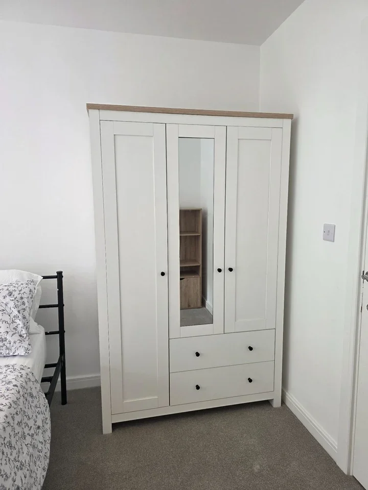 Room Wyeth Close in Burnham