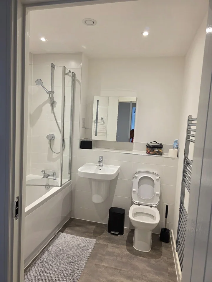 Room Wyeth Close in Burnham