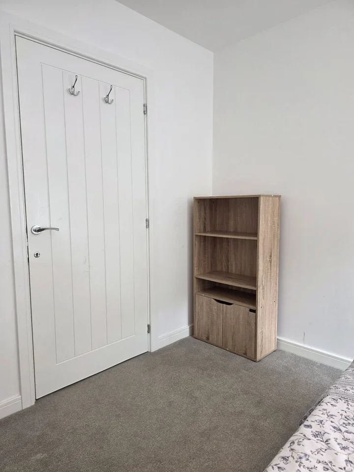 Room Wyeth Close in Burnham