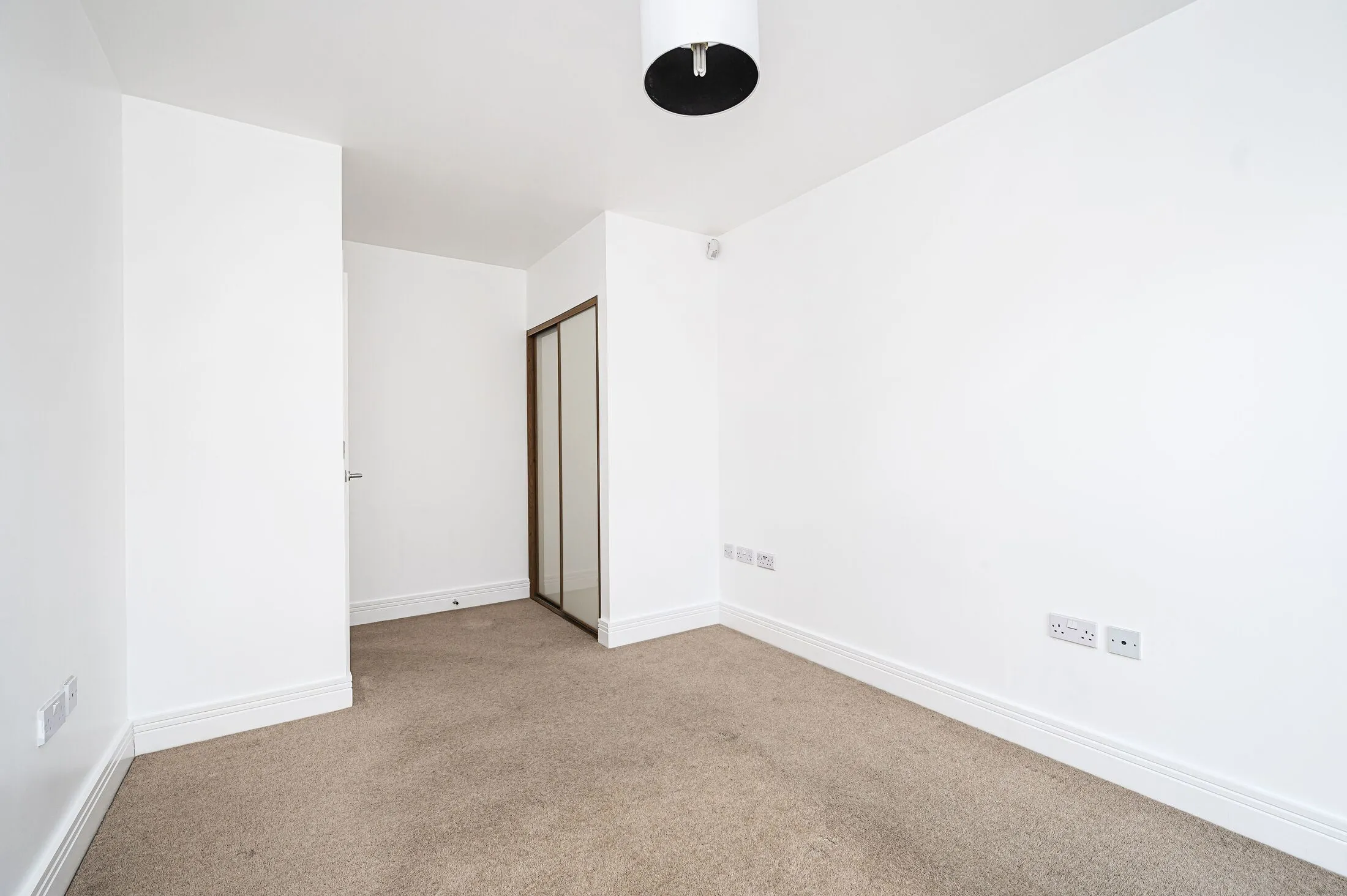 Flat Rosebank Gardens in Greater London