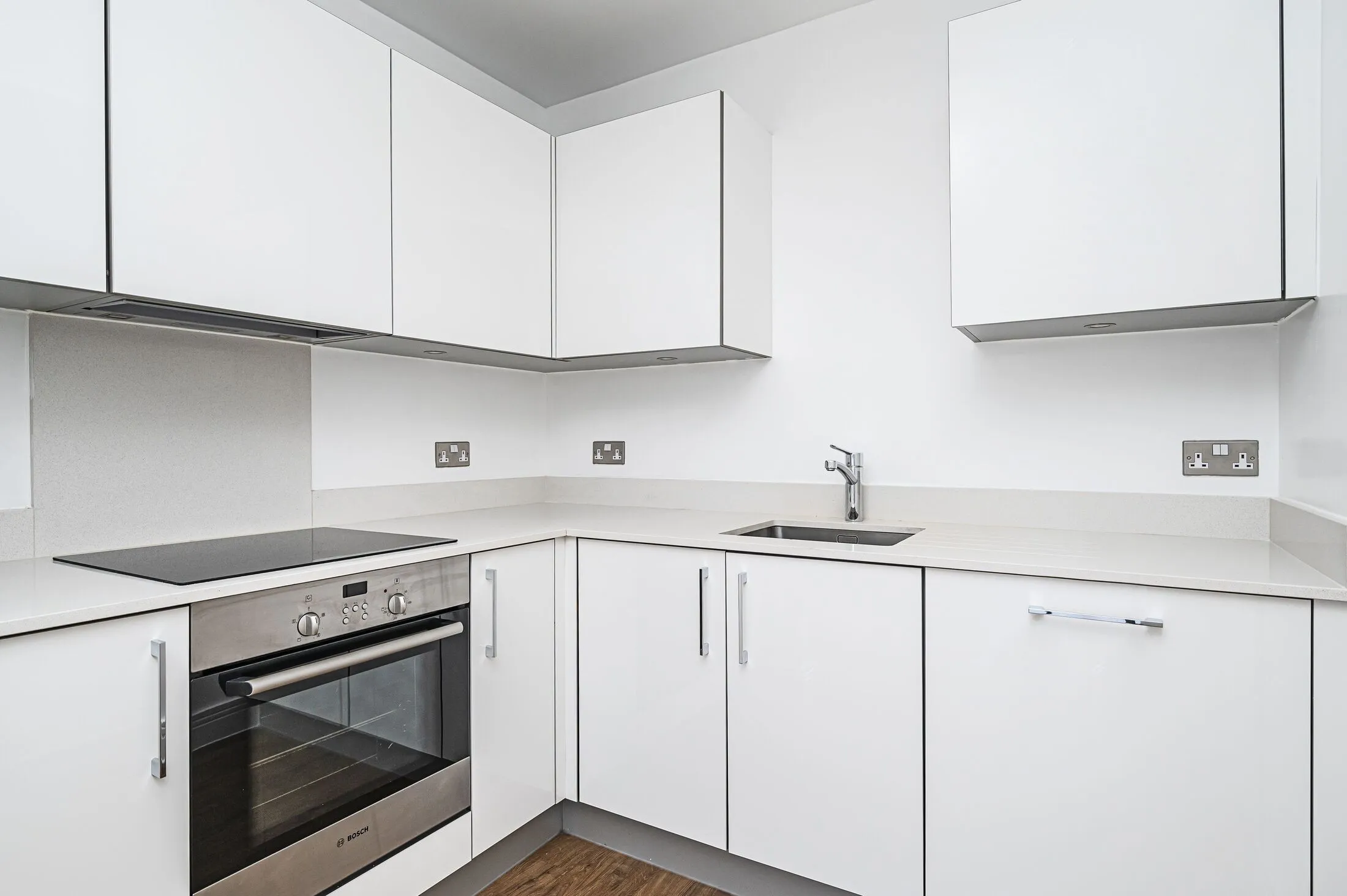 Flat Rosebank Gardens in Greater London