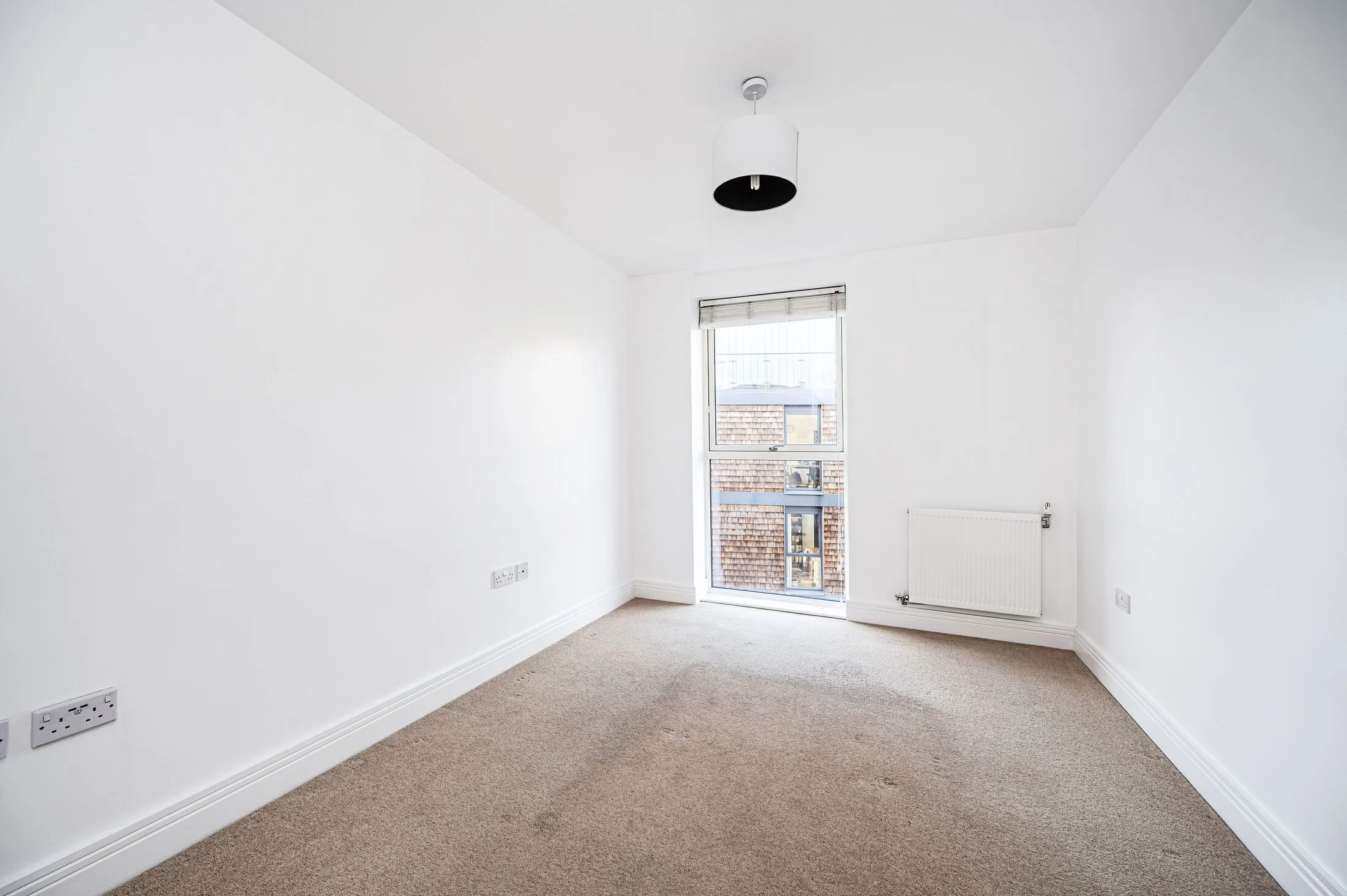 Flat Rosebank Gardens in Greater London