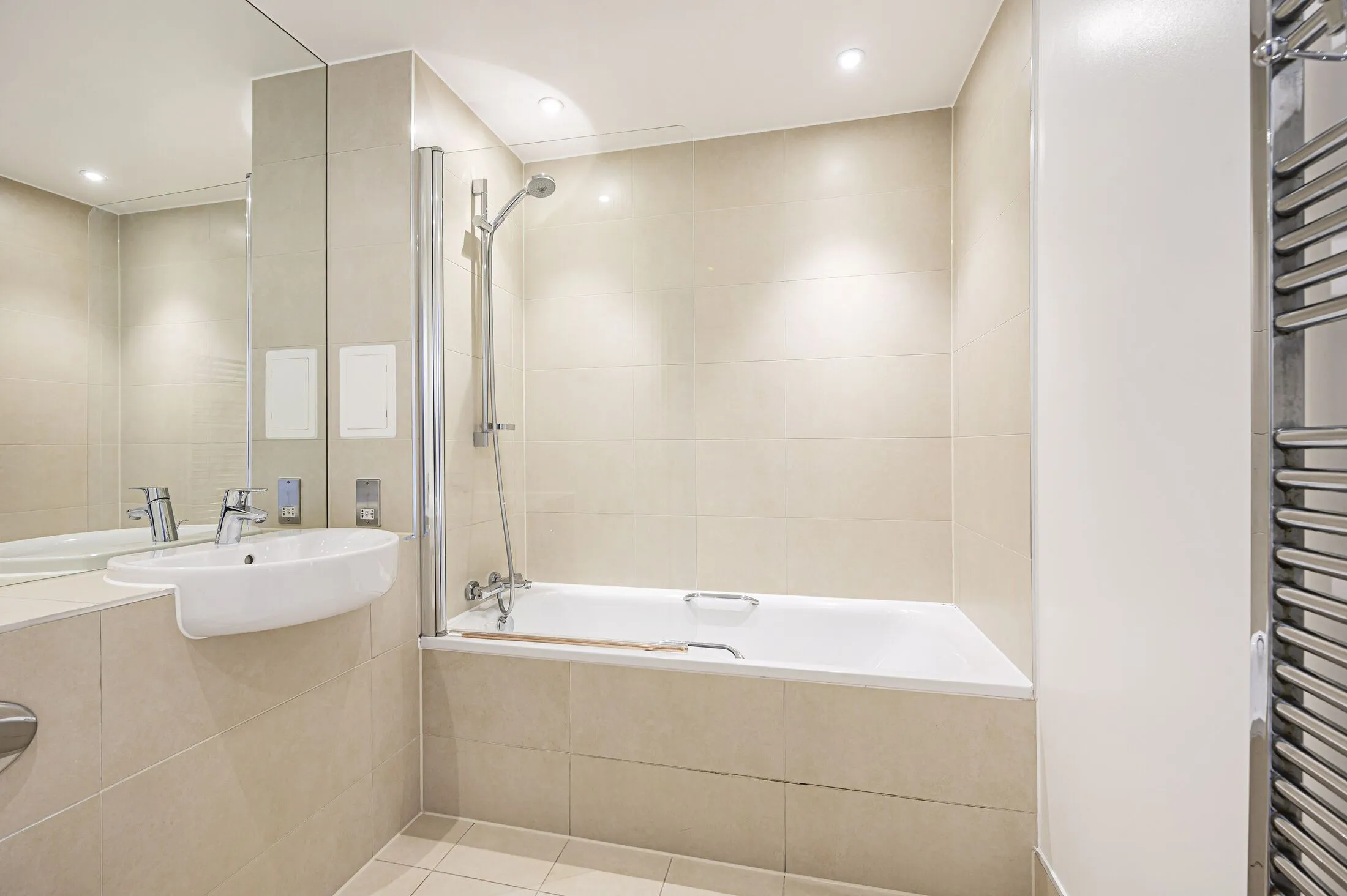 Flat Rosebank Gardens in Greater London