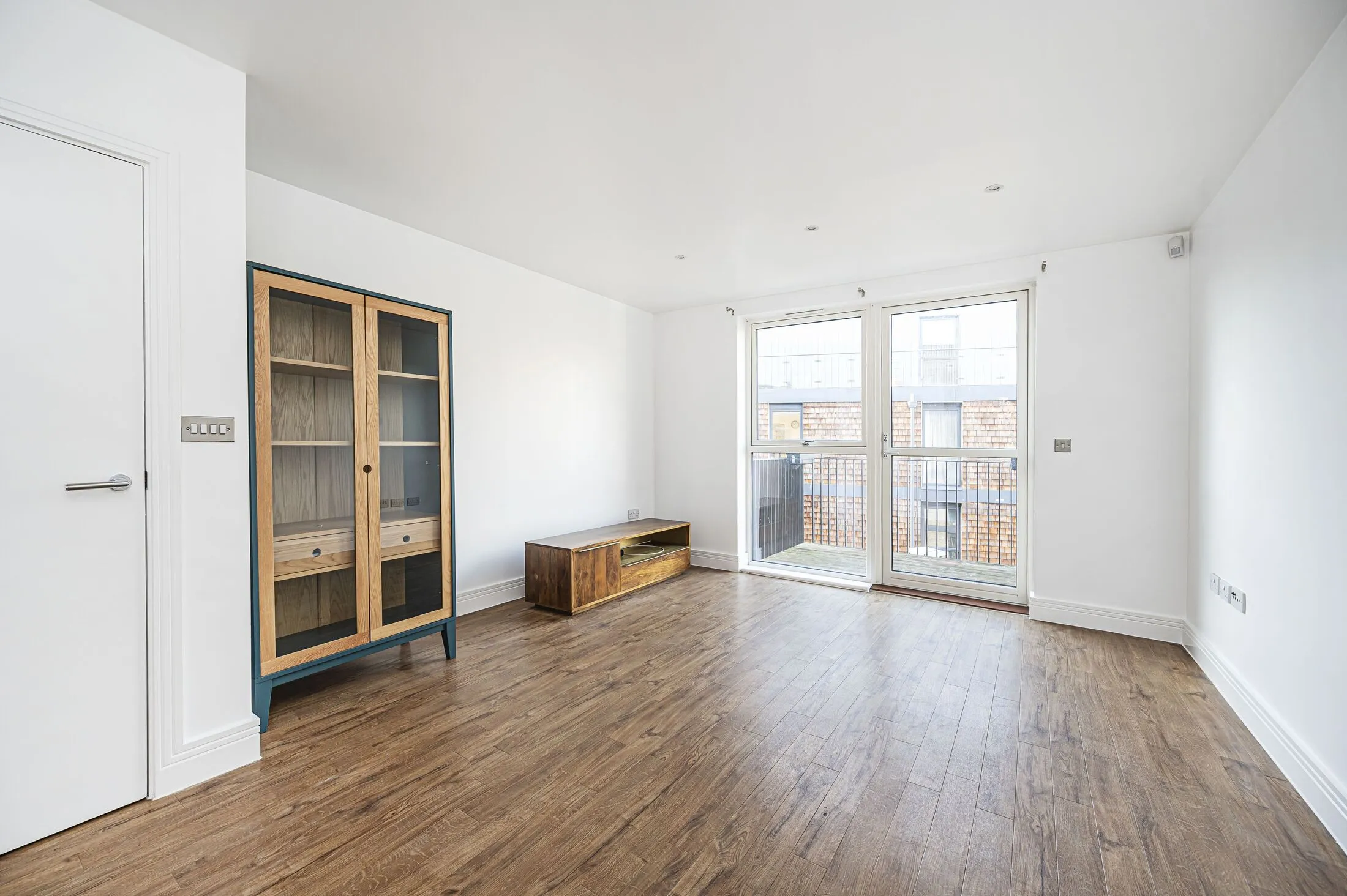 Flat Rosebank Gardens in Greater London