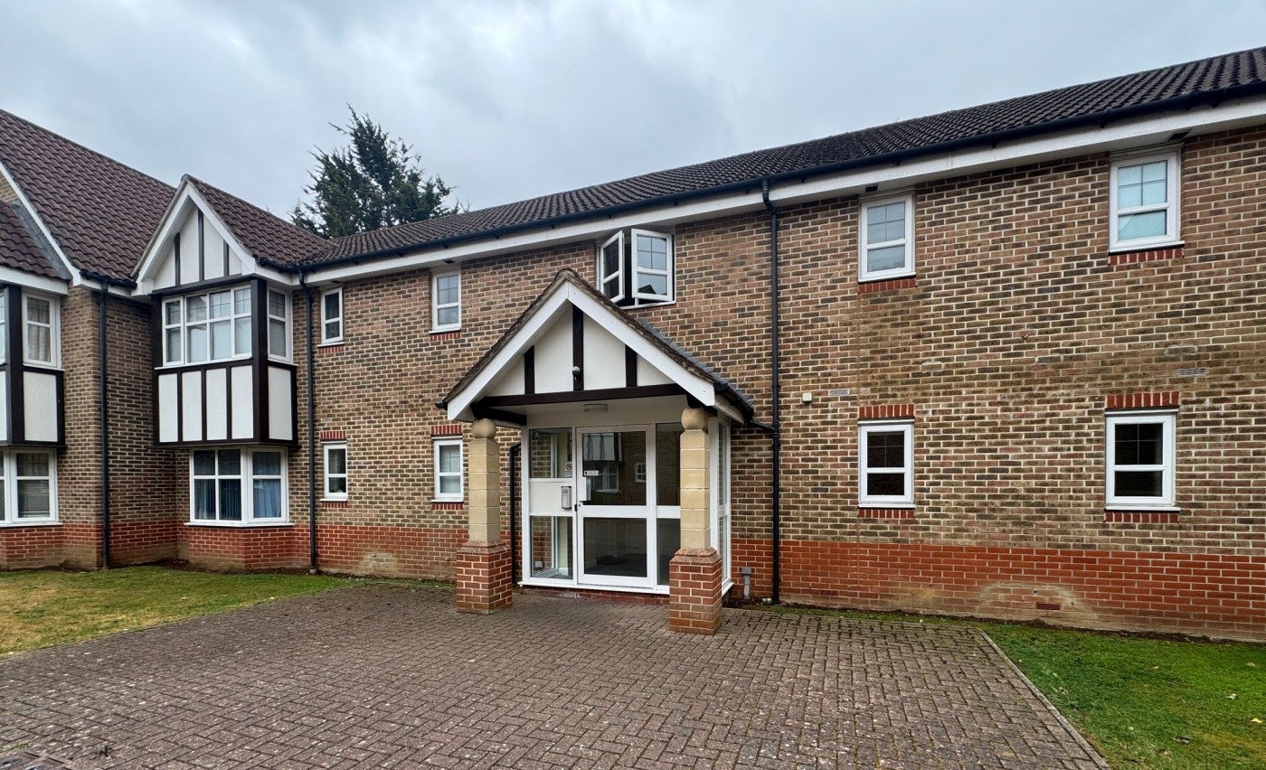 Flat Grebe Court in Greater London