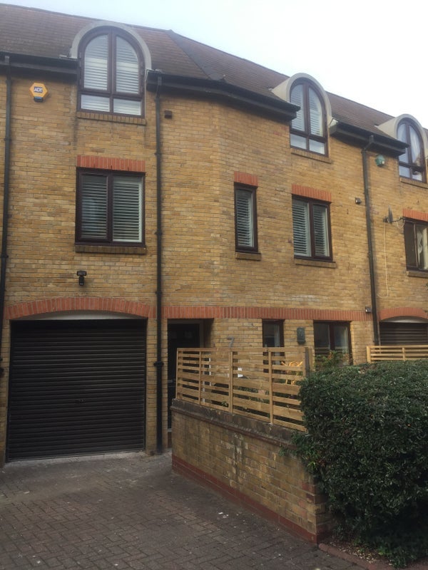 Room Roding Mews in Greater London