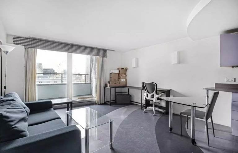 Room Westminster Bridge Road in Greater London