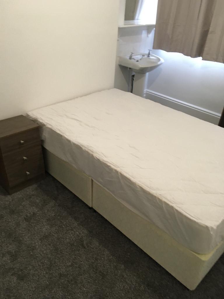 Room Cranbrook Avenue in Hull