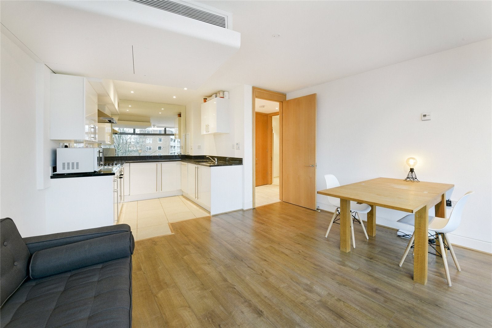 Flat Albert Embankment in Greater London