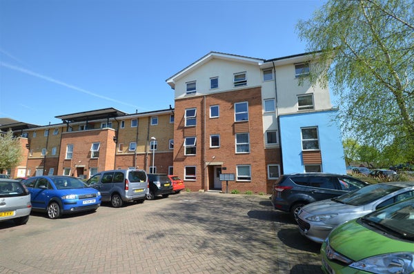 Flat Admiralty Close in London