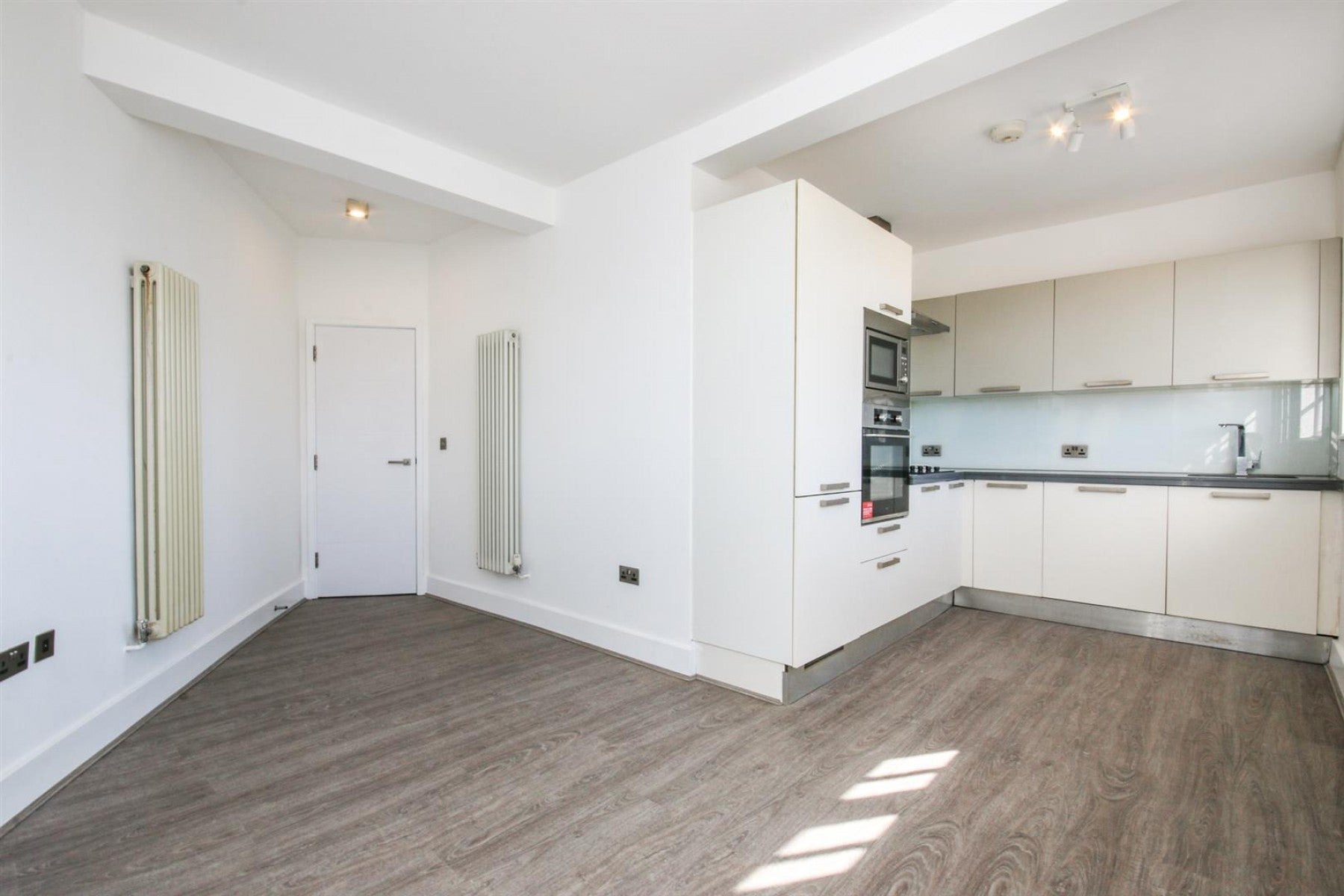 Flat Golders Green Crescent in Greater London
