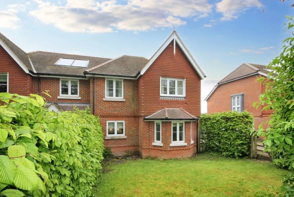 House Lyngarth Close in Mole Valley