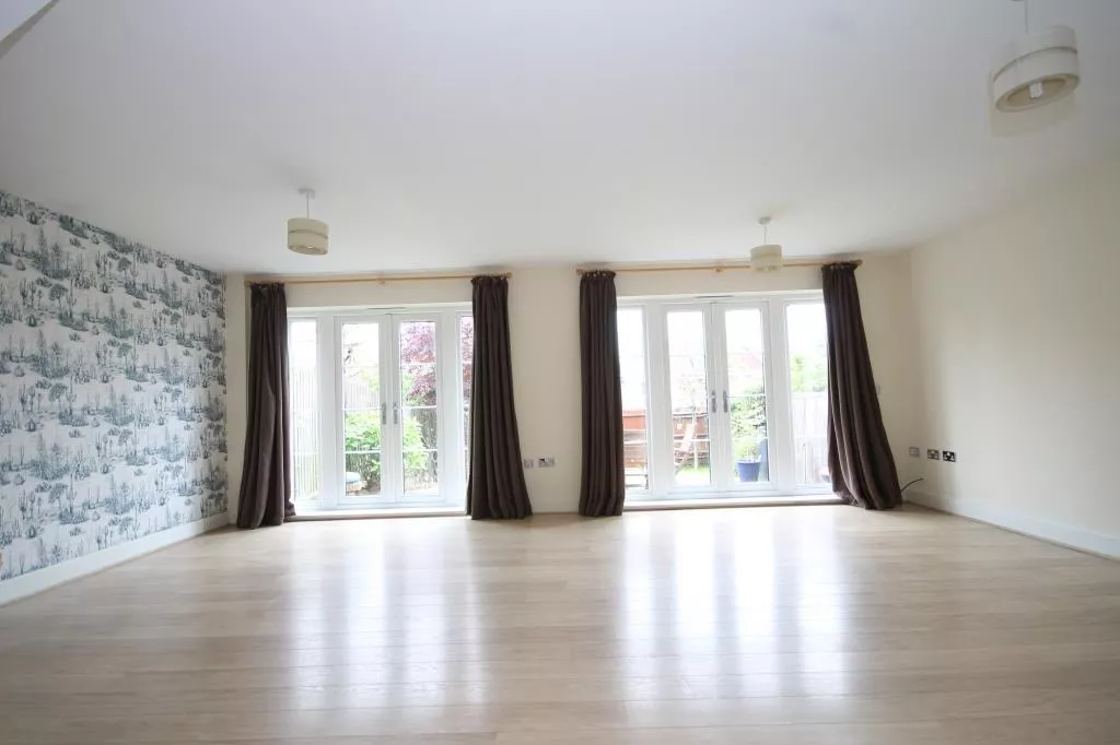 House Lyngarth Close in Mole Valley
