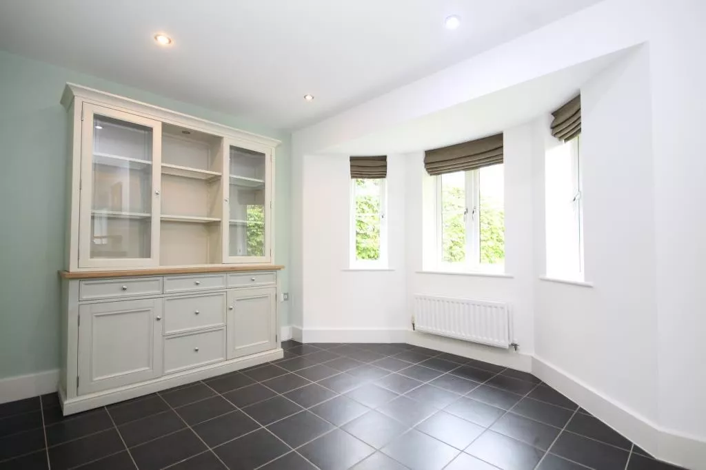House Lyngarth Close in Mole Valley
