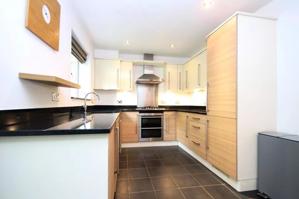 House Lyngarth Close in Mole Valley