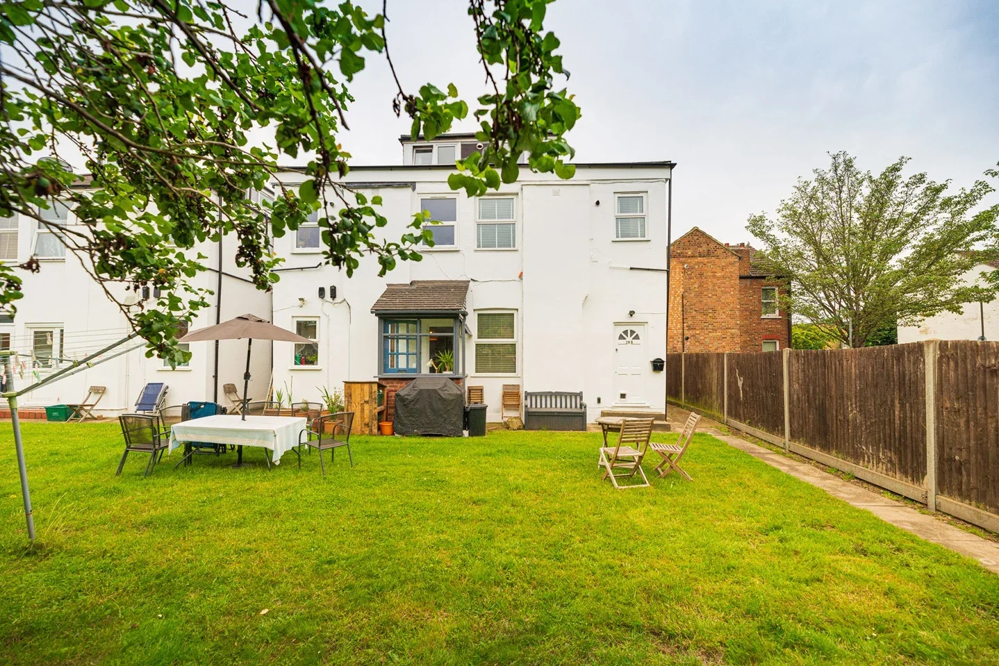 Flat Robinson Road in Greater London