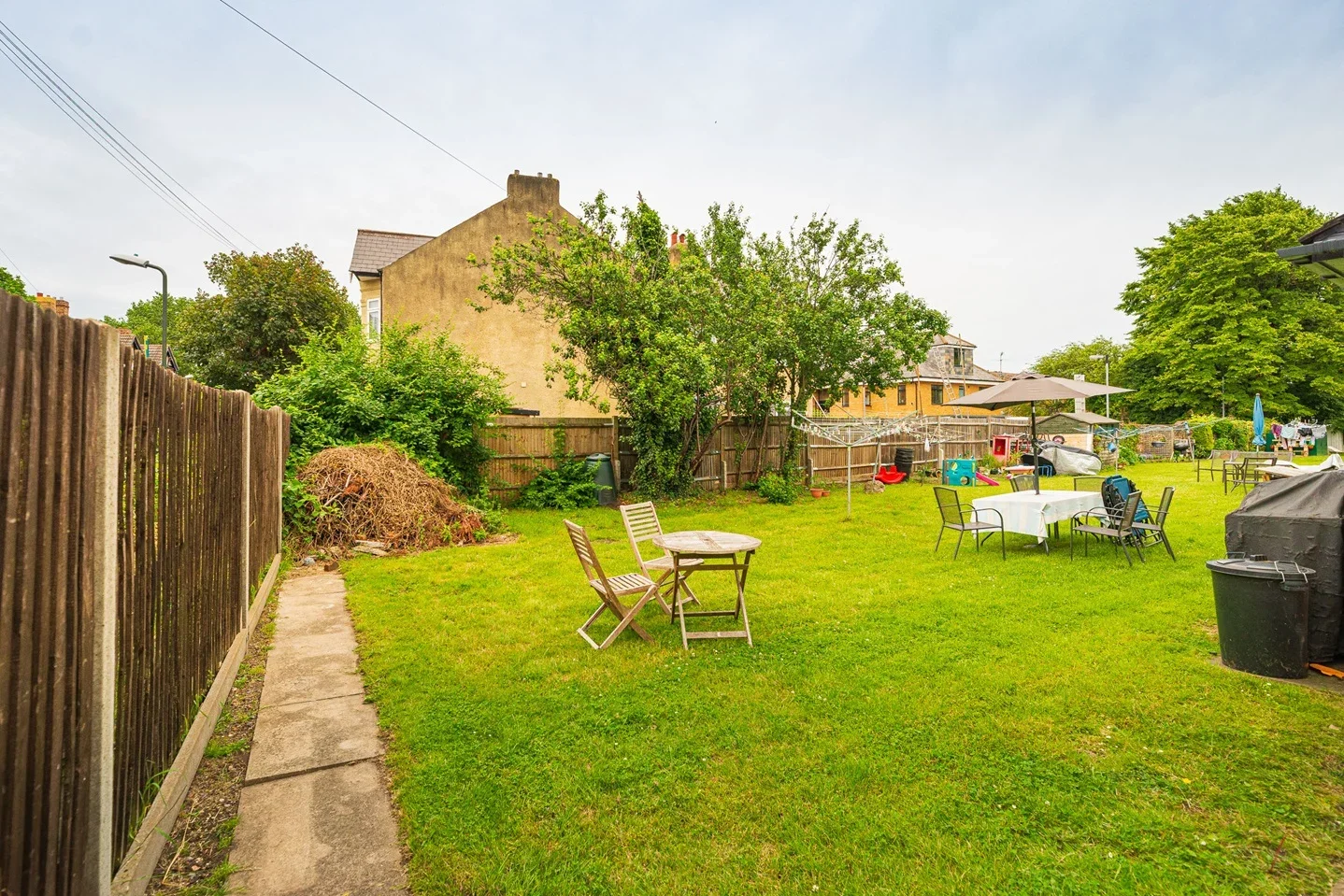 Flat Robinson Road in Greater London
