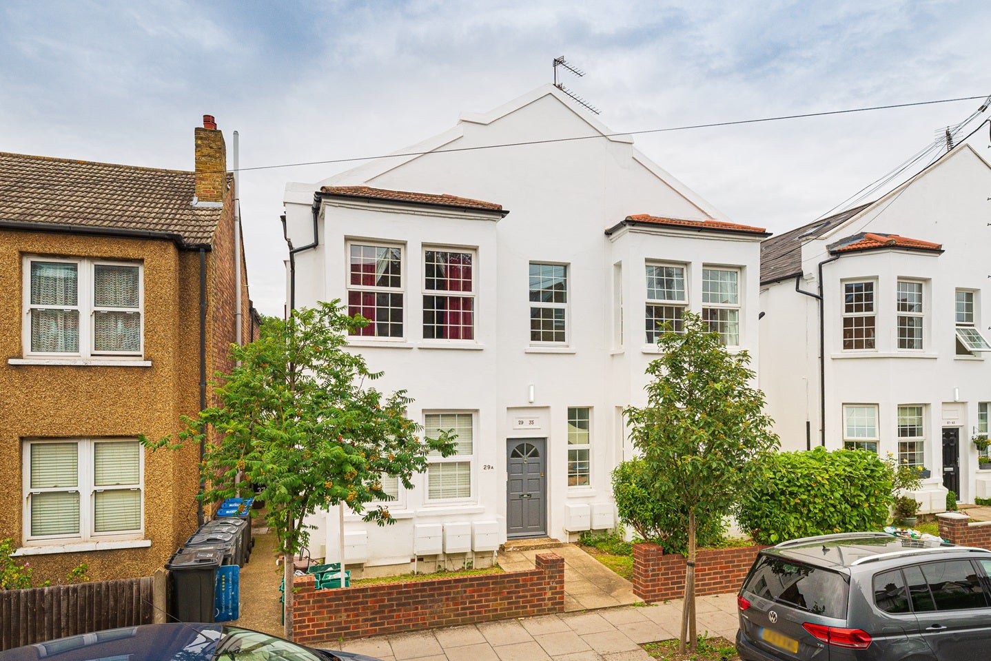 Flat Robinson Road in Greater London