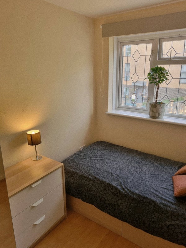 Room Butchers Road in Greater London