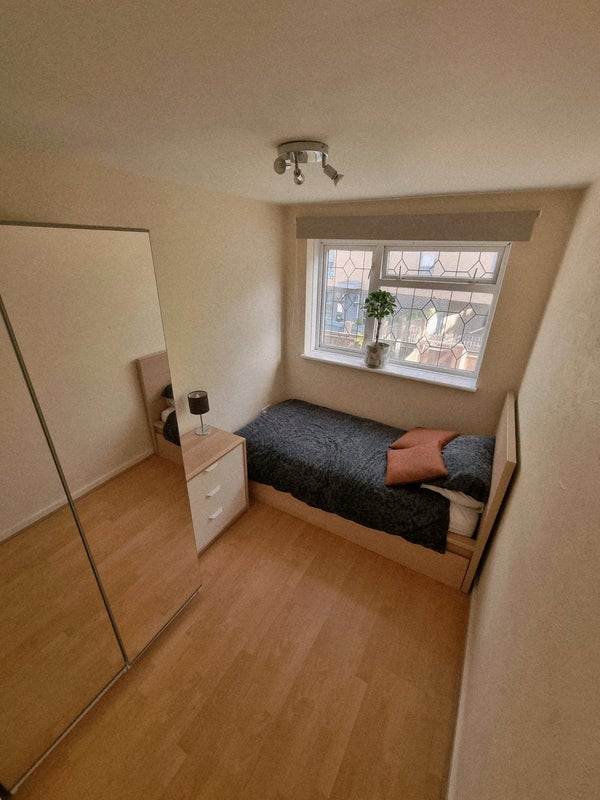 Room Butchers Road in Greater London