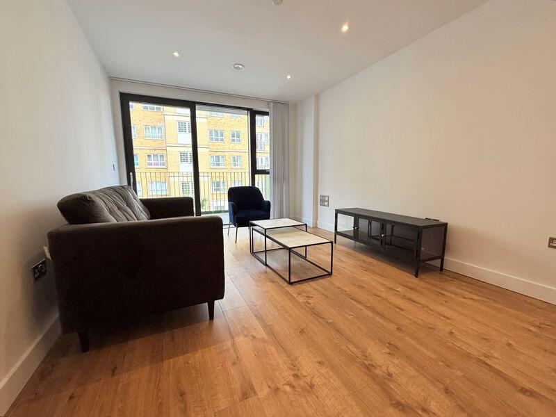 Flat Rookery Way in Greater London