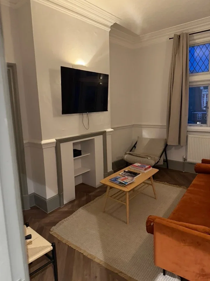 Flat Maiden Lane in City of Westminster