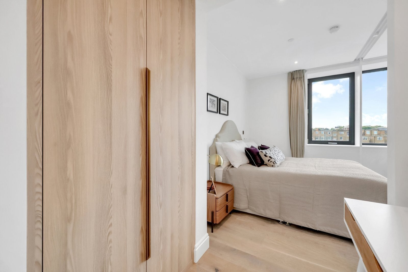 Flat Chalk Farm Road in Greater London