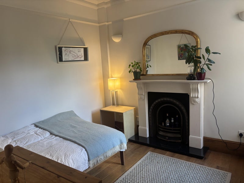 Room Warwick Road in Greater London