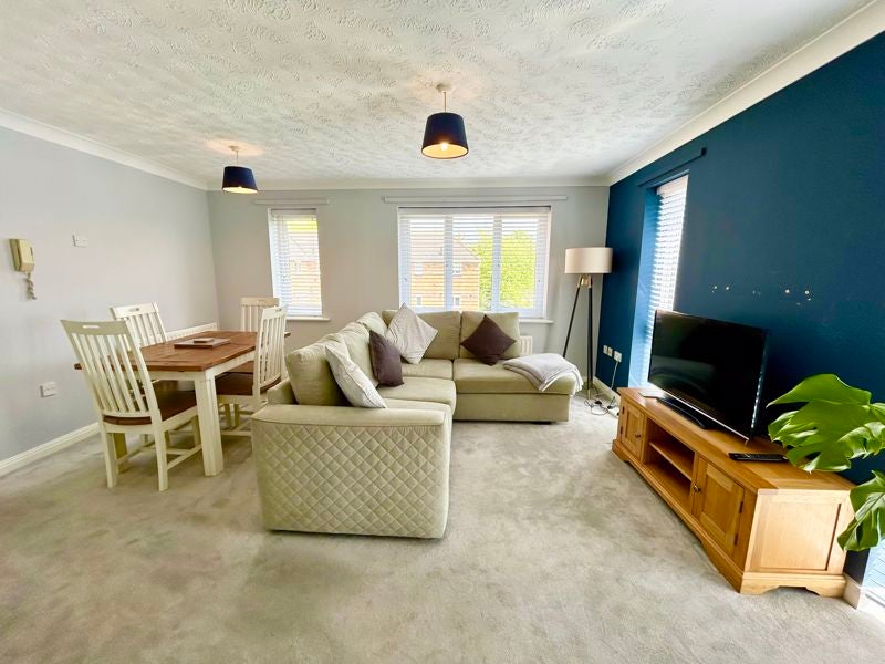 Flat Calderbrook Court in Cheadle Hulme