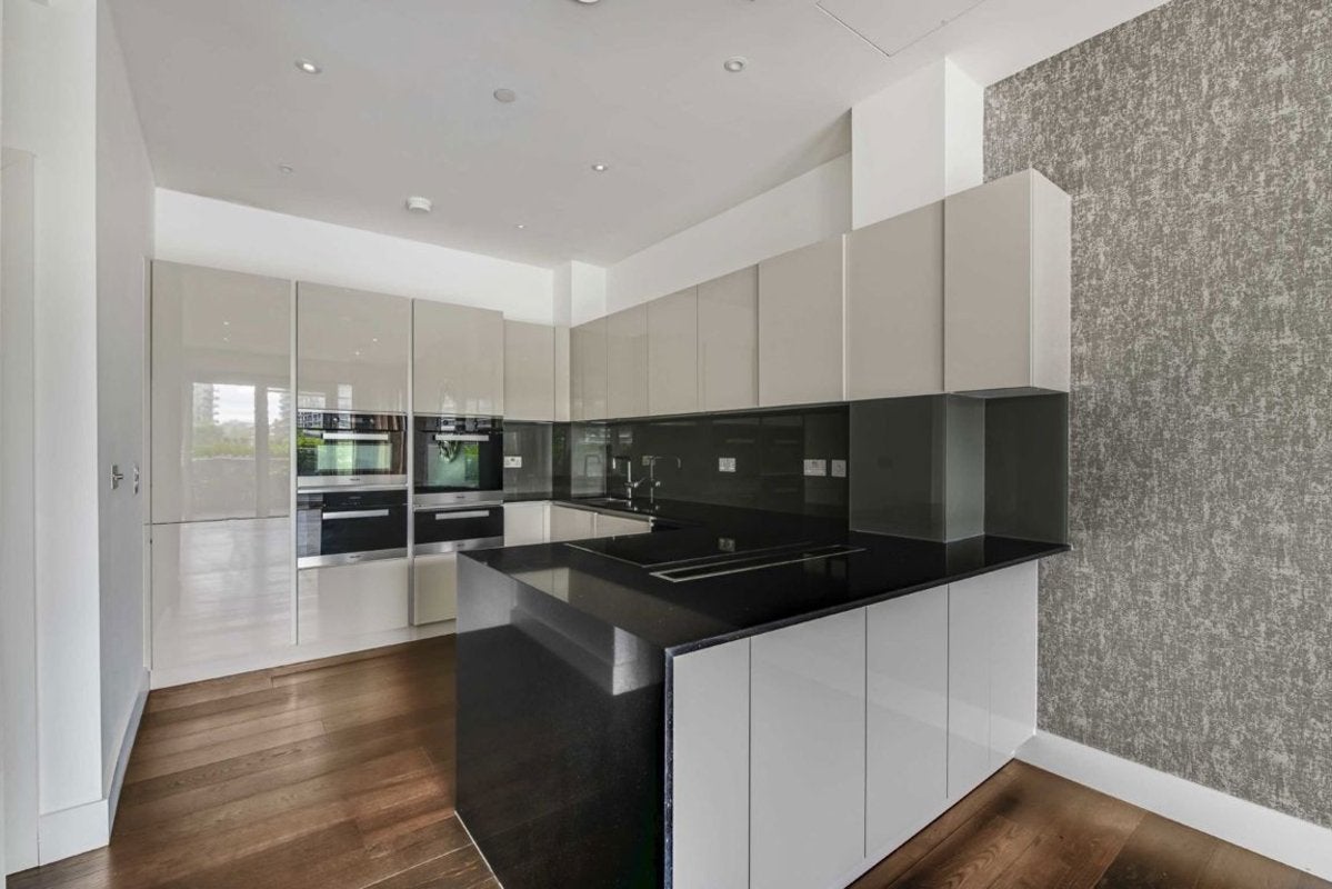 Flat Central Avenue in Greater London