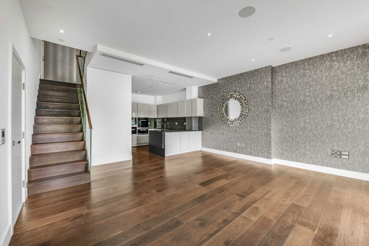 Flat Central Avenue in Greater London